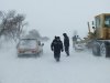 автомобиль застрял в снежных заносах