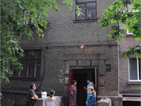 дом_многоэтажка_люди