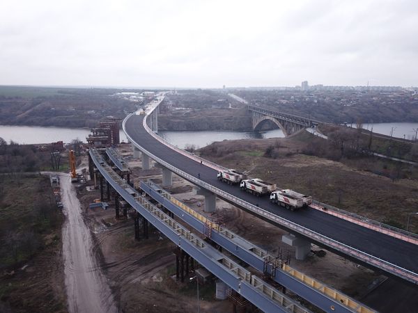 мост через днепр с грузовыми авто мост через днепр с грузовыми авто