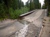 дорога с грязью, нанесенной дождем