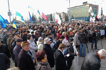 толпа людей на площади толпа людей на площади