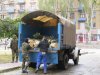 солдаты грузят дрова