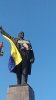 памятник Ленину в Запорожье с флагом и плакатом 