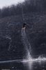 Прыжок с моста с окунанием в воду зимой в Запорожье