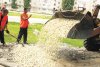 ремонт дороги_высыпают щебень