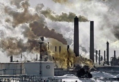 Дым из труб на заводах Дым из труб на заводах