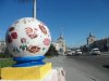 Мост на 12 Апреля в Запорожье. Шары расписанные Харьковским