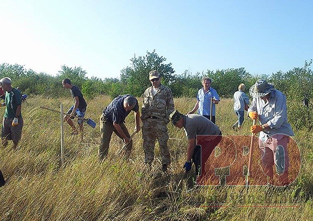 бердянцы строят укрепление бердянцы строят укрепление