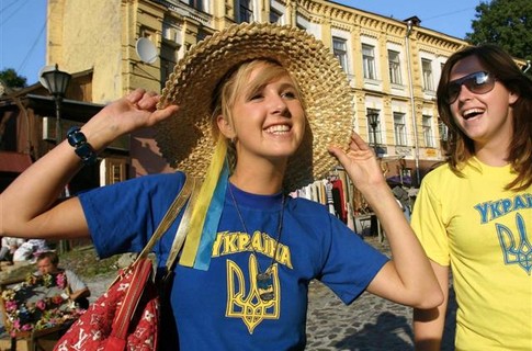 девушка в футболке с тризубом девушка в футболке с тризубом