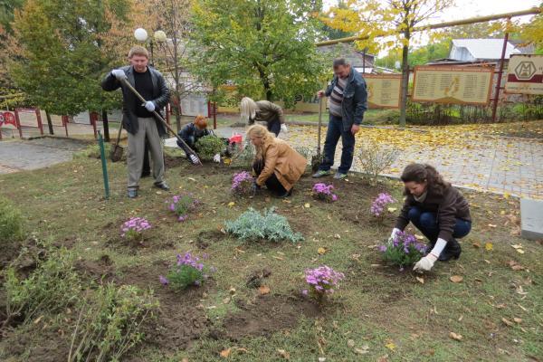 Мелитополь_студенты озеленяют город Мелитополь_студенты озеленяют город