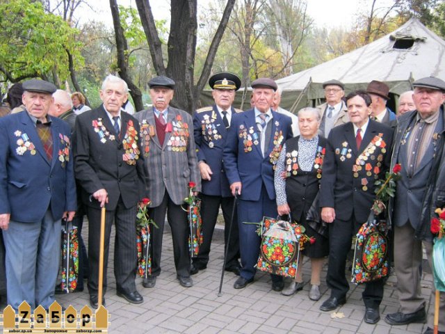 ветераны вместе стоят