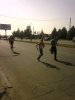школьники участвуют в эстафете 