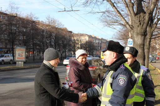 гаишники дарят подарки гаишники дарят подарки