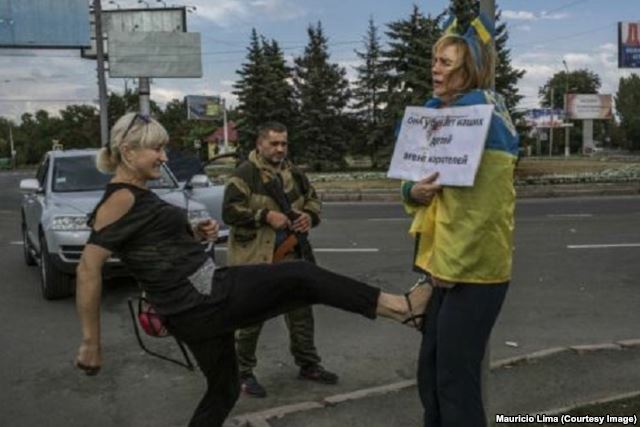 пленница террористов возле столба позора пленница террористов возле столба позора