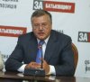 гриценко антолий_экс министр обороны_на фоне плаката Батьківщини
