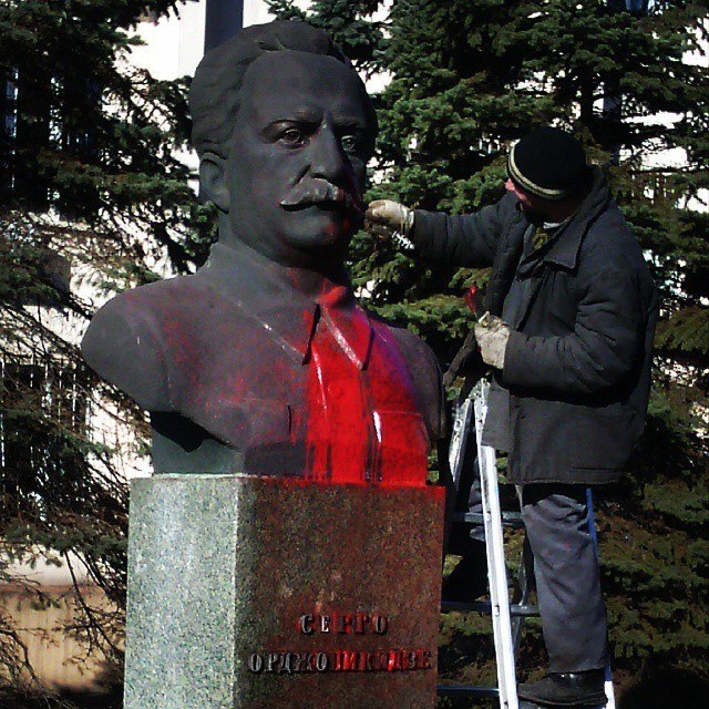 памятник Орджоникидзе в краске памятник Орджоникидзе в краске