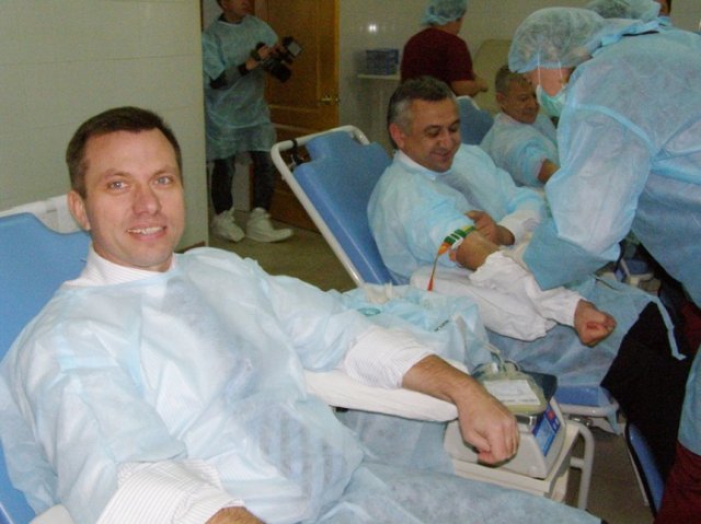 Андрей Гамов сдает кровь Андрей Гамов сдает кровь