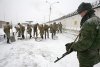 военніе убирают снег
