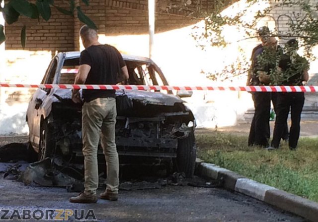 Сгоревшая "Тайота" возле кинотеатра Довженко в Запорожье Сгоревшая "Тайота" возле кинотеатра Довженко в Запорожье