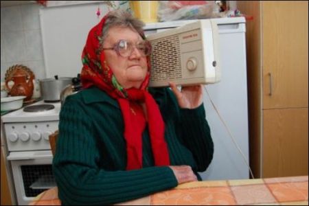 радио_бабушка с приемником радио_бабушка с приемником