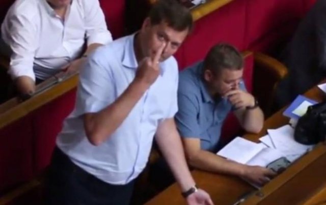 Балицкий в Верховной раде показывате средний палец Балицкий в Верховной раде показывате средний палец