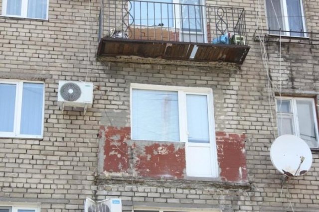 Балкон дома в Запорожье обвалился Балкон дома в Запорожье обвалился
