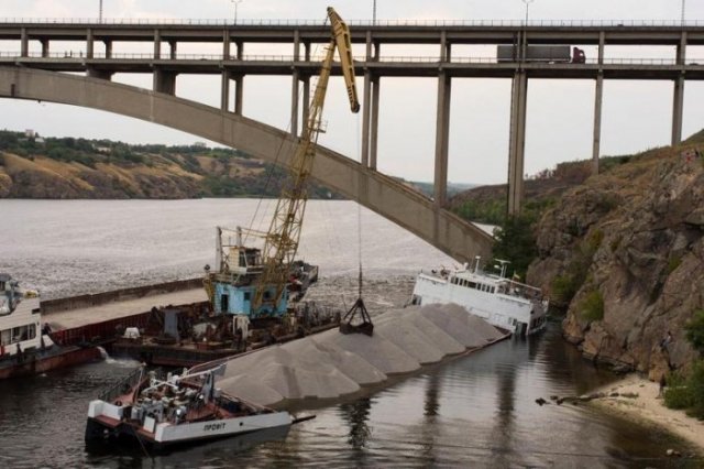 Баржа, тонущая у берегов Запорожья Баржа, тонущая у берегов Запорожья