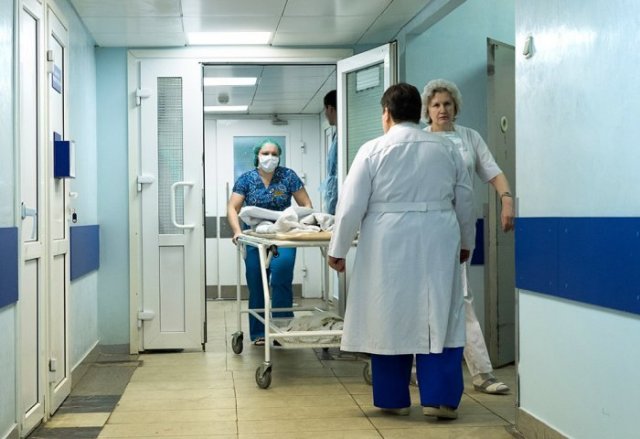 Ребенок в больнице, а каталке Ребенок в больнице, а каталке