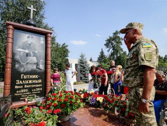 Памятник Гутнику-Залужному - бойцу погибшему в АТО на Донбассе Памятник Гутнику-Залужному - бойцу погибшему в АТО на Донбассе