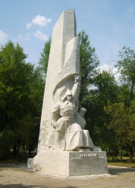 Орехов. Стелла Ленинградским курсантам Орехов. Стелла Ленинградским курсантам
