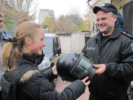 девочка в бронежилете с милиционером девочка в бронежилете с милиционером