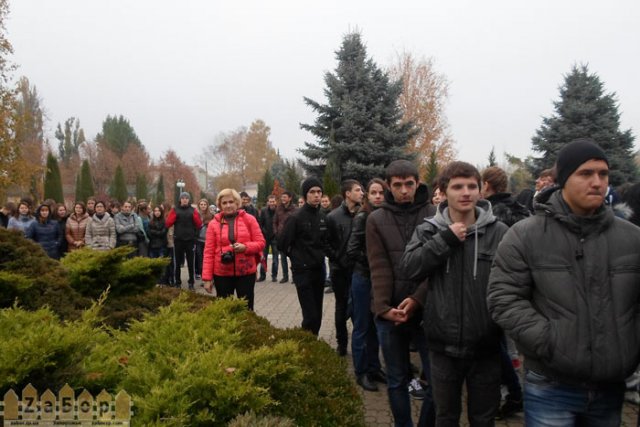 ДЖД (Запорожье). Студенты на субботнике ДЖД (Запорожье). Студенты на субботнике