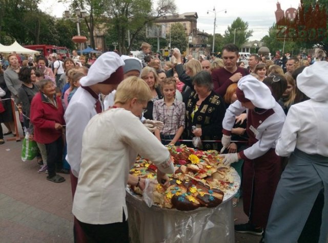 День матери в Запорожье. Разрезание каравая День матери в Запорожье. Разрезание каравая