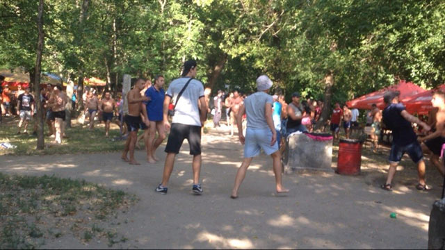 драка с фанатами на пляже (Хортица, Запорожье) драка с фанатами на пляже (Хортица, Запорожье)