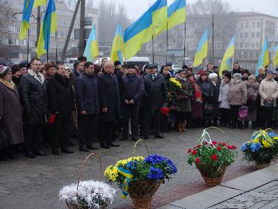 возложили цвету к памятнику Шевченко возложили цвету к памятнику Шевченко