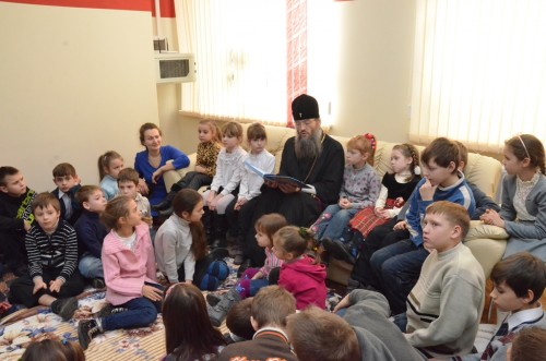 Владыка Лука читает детям сказки Владыка Лука читает детям сказки
