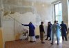 священники ремонтируют госпиталь