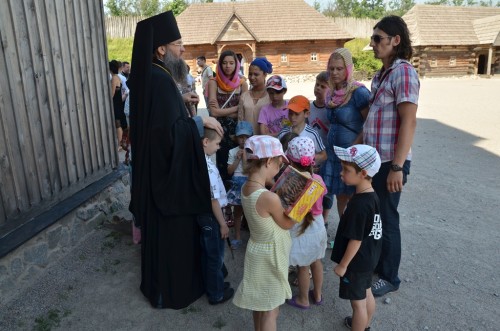 Владыка Лука с переселенцами из Донбасса Владыка Лука с переселенцами из Донбасса