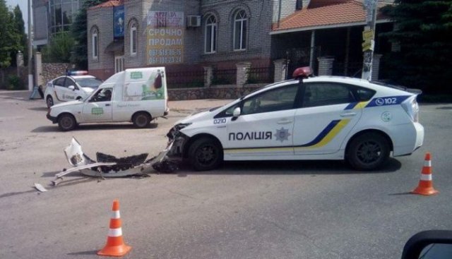 Полицейский Приус попал в ДТП в Запорожье Полицейский Приус попал в ДТП в Запорожье