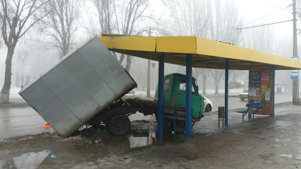 ДТП: фупгон врезался в остановку в Запорожье ДТП: фупгон врезался в остановку в Запорожье