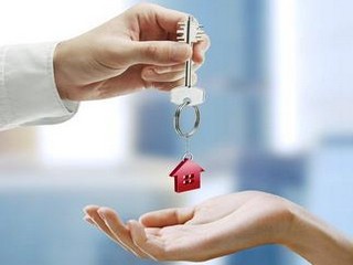 квартира_ключ от квартиры с брелком домик_две руки квартира_ключ от квартиры с брелком домик_две руки
