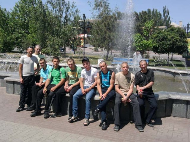 заключенные возле фонтана заключенные возле фонтана