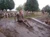 водный флешмоб_парень катается в грязи