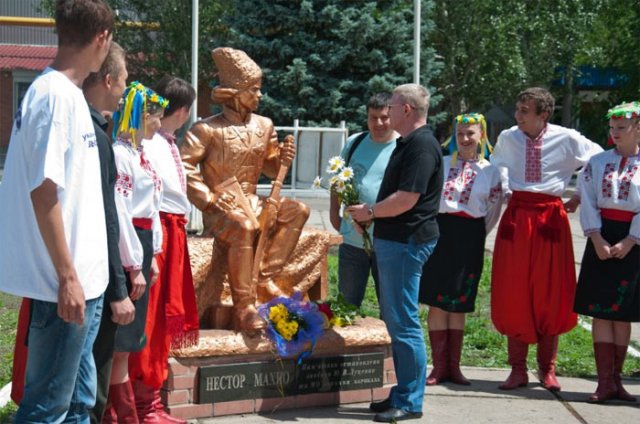 Гуляйполе. Цветы к памятнику Нестора Махно Гуляйполе. Цветы к памятнику Нестора Махно