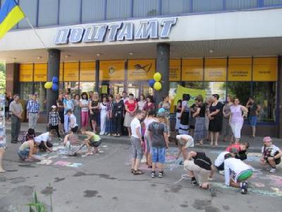 дети рисуют на асфальте мелками дети рисуют на асфальте мелками