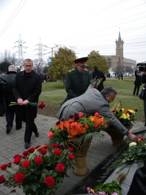 Голодомор_возложение цветов Голодомор_возложение цветов