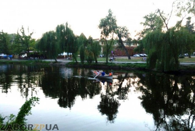 Лодка в "Дубовой роще" (Запорожье) Лодка в "Дубовой роще" (Запорожье)