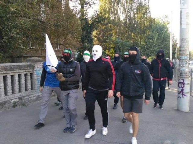 Люди в масках на Фестивале равенства в Запорожье Люди в масках на Фестивале равенства в Запорожье