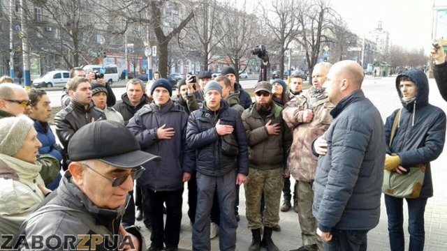 Мэрия Запорожья. Активисты поют гимн Украины Мэрия Запорожья. Активисты поют гимн Украины
