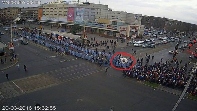 Макаронный монстр в шествии священников в Запорожье Макаронный монстр в шествии священников в Запорожье